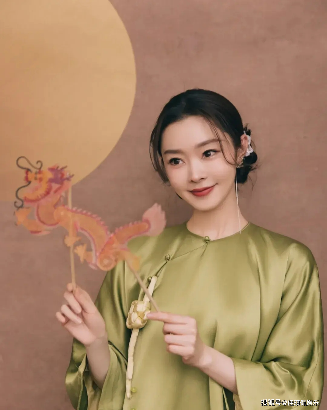 宋轶的腰也太细了吧,臀也好性感,怪不得白敬亭那么喜欢!