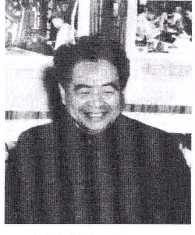 她27岁爱上田汉,怀着孕退出三角恋,15年后为他筹集