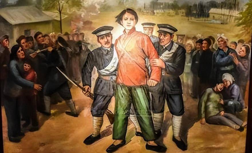 "路的两旁挤满了民众,看着这个受尽酷刑