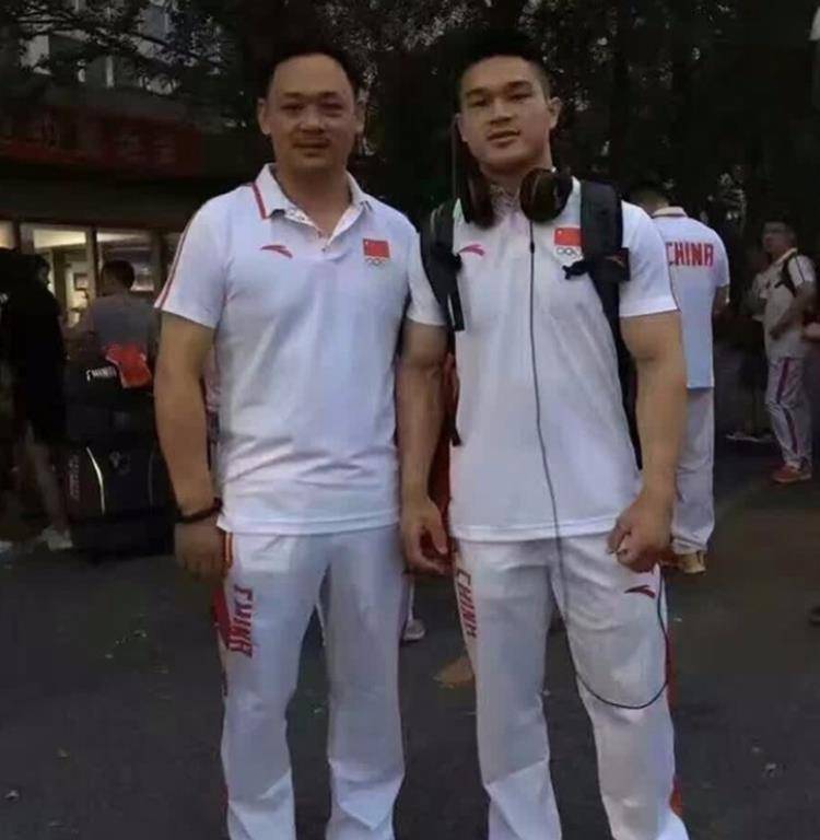 蝉联两届奥运冠军,退役后娶空姐当老婆,占旭刚如今成为体院院长_举重