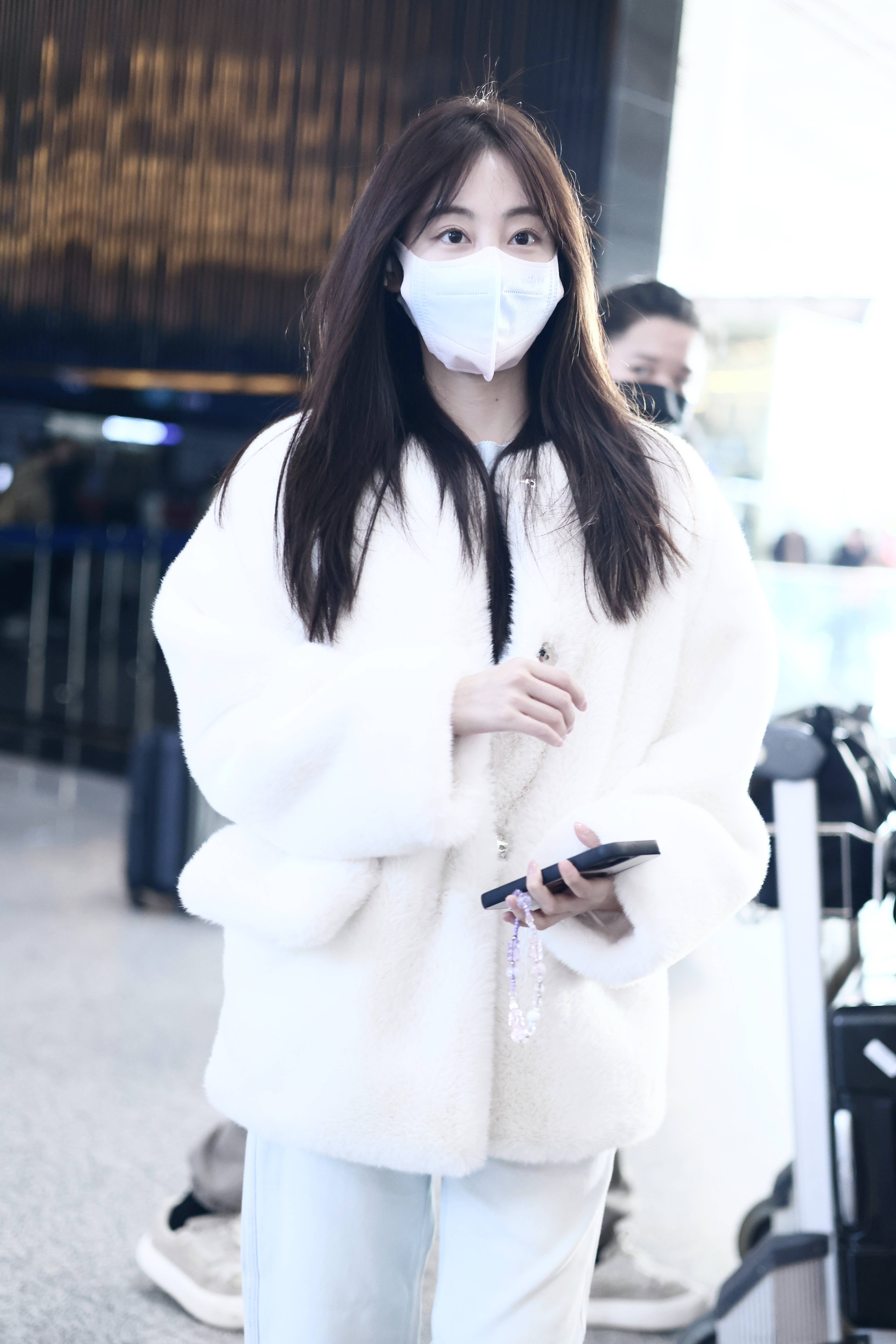 祝绪丹穿白色环保皮草显温柔对粉丝比v甜糯可爱