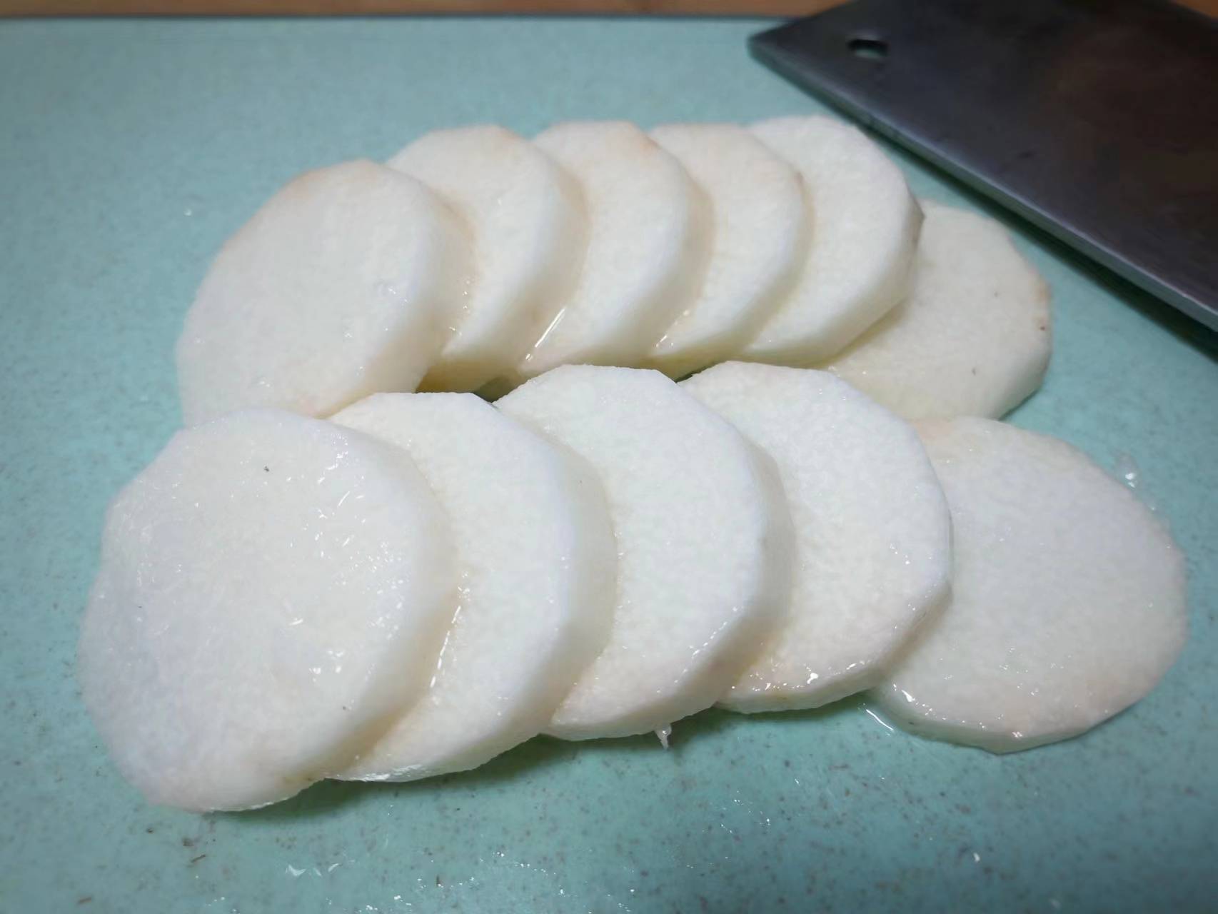 2,用波纹刀把山药片切成波纹条,泡入清水中备用