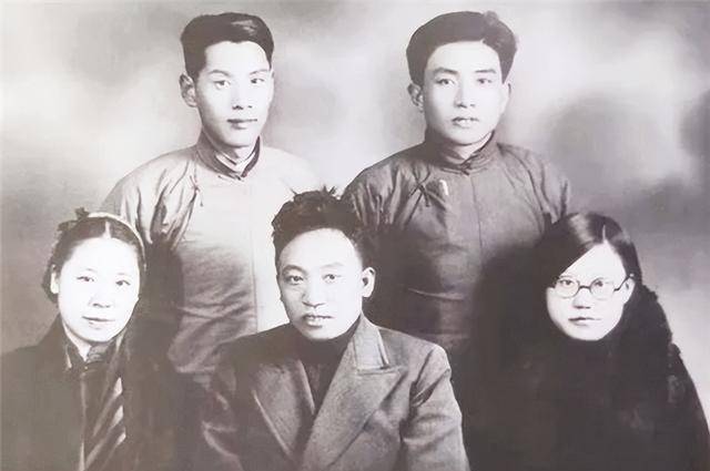 1946年叶挺遇难时,飞机上还有三人,职位在叶挺之上,他们是谁