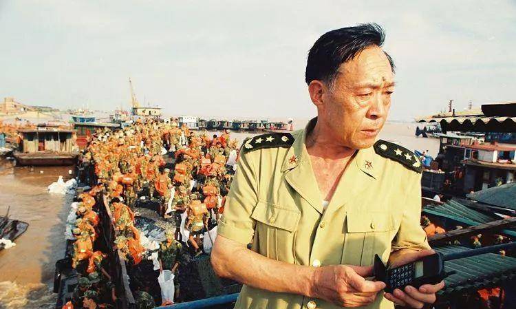 98年抗洪,流泪指挥的将军已逝世5年,儿子如今是军队高干_董万瑞_董