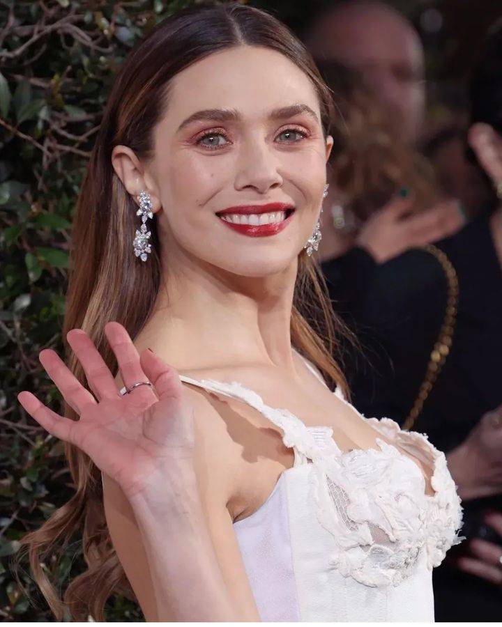 总的来说,美国女演员伊丽莎白·奥尔森既有演技火爆全球,又有美貌让人