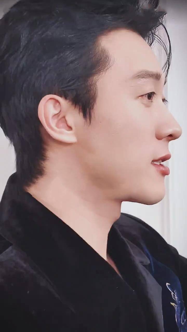 侯雯元超近距离生图曝光 网友凭什么说他是最有性张力的长相?