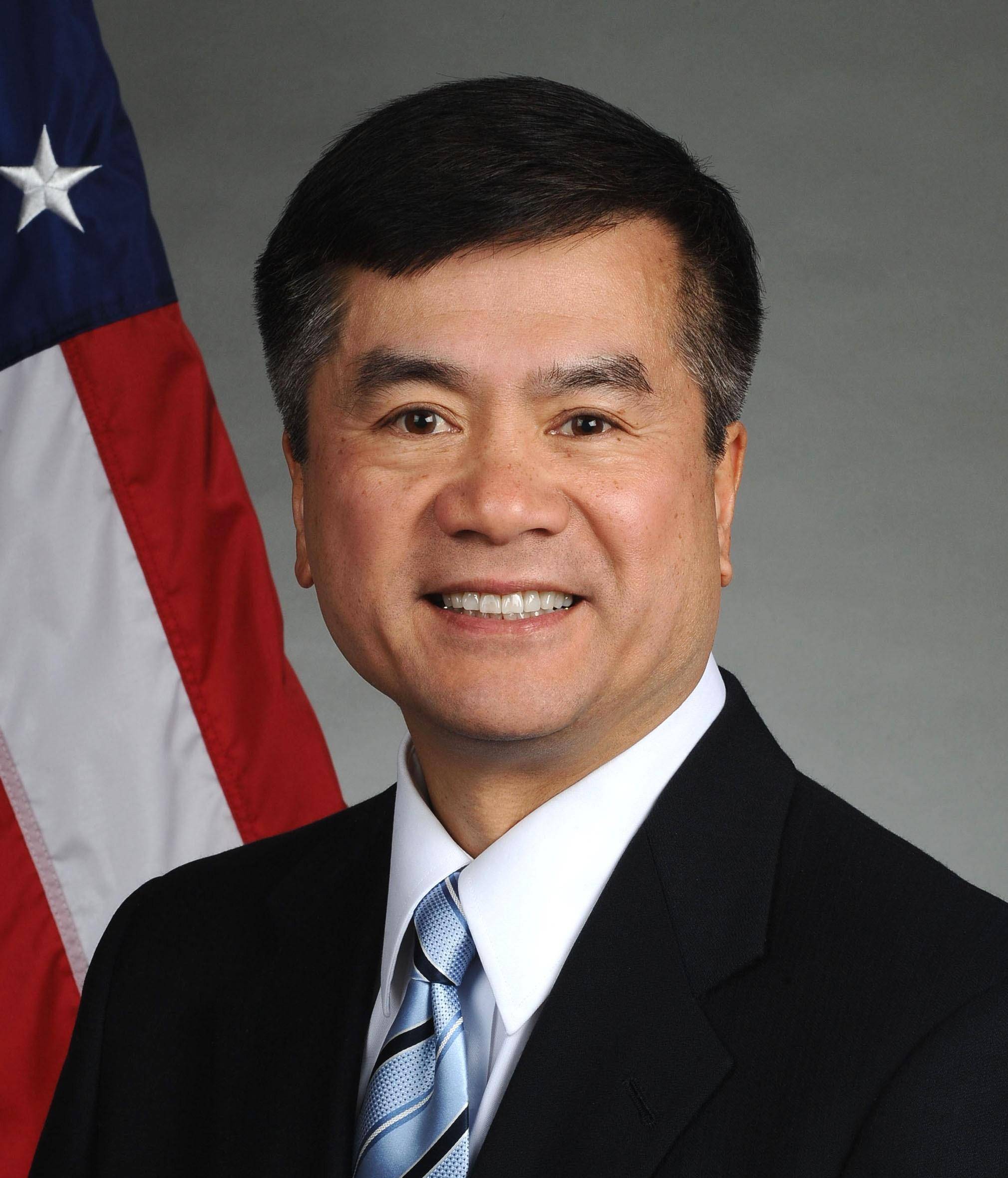 首位美国华裔州长,商务部长,驻华大使:骆家辉亲民又简朴就是国人对他