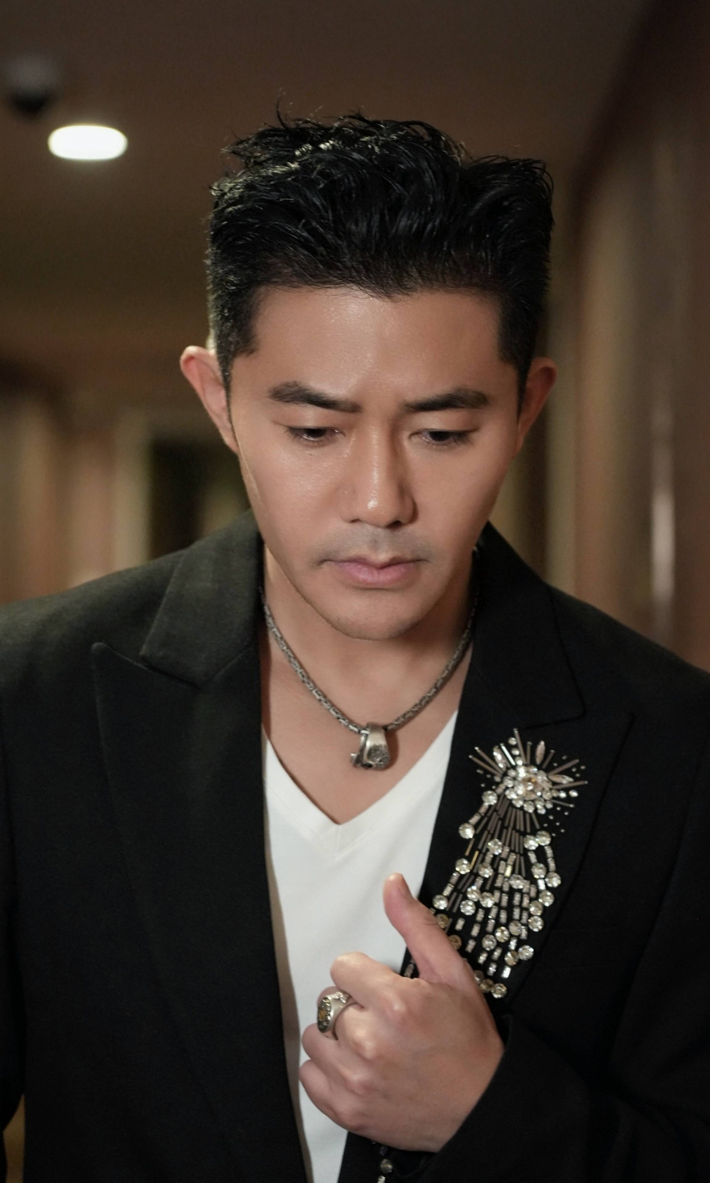 一段冬日飘雪的场景就把听众带进了歌手的回忆世界,安琥低沉又深情动