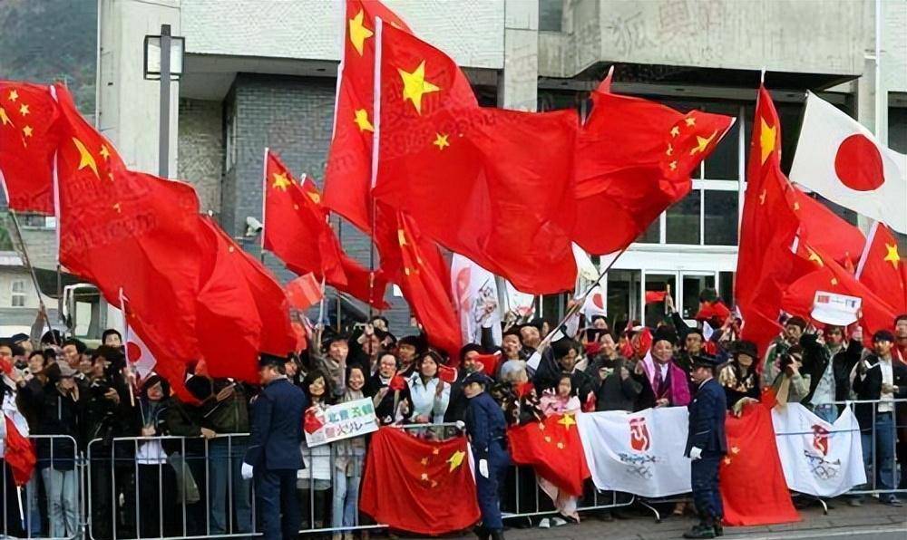 中国人脚踩日本国旗图片