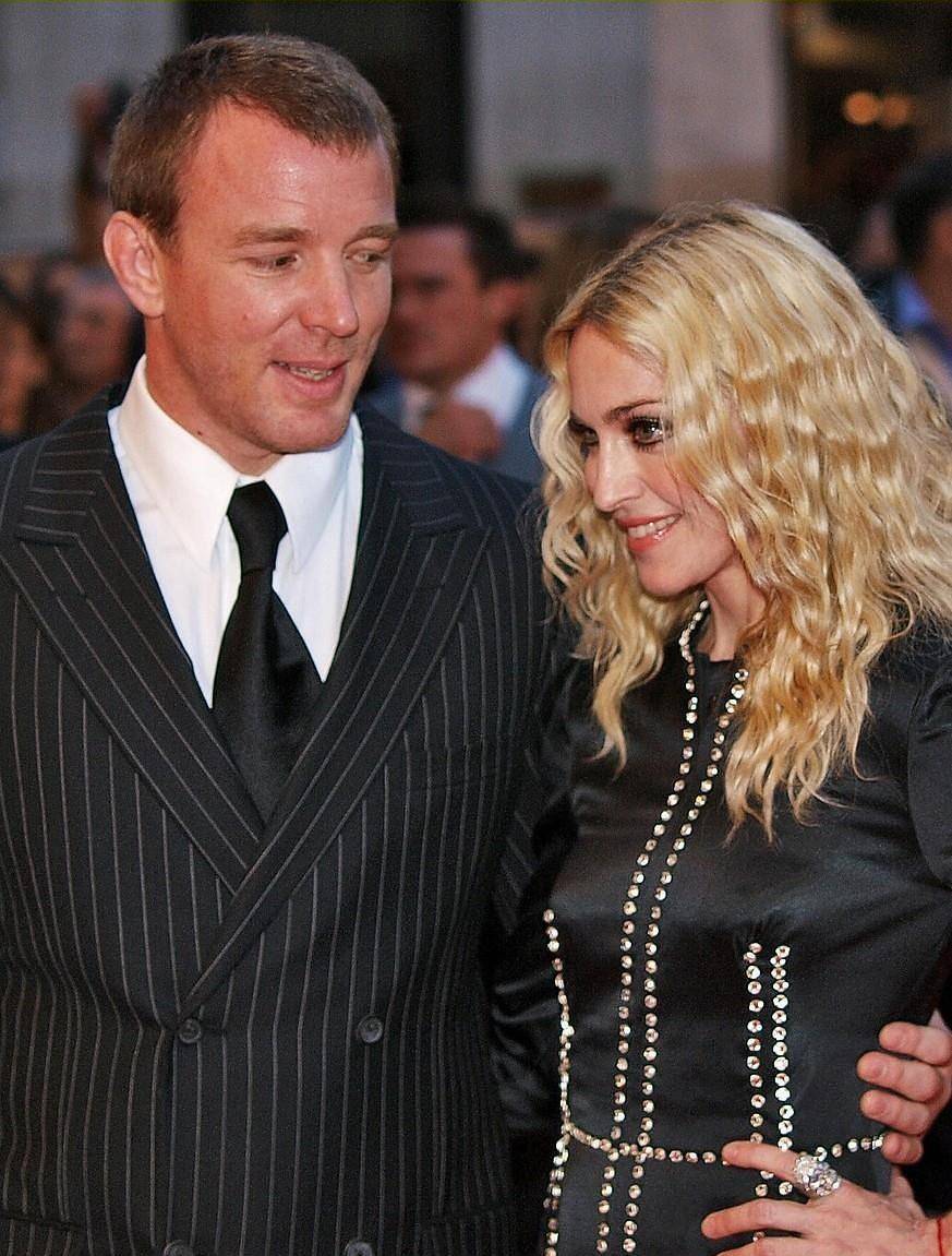 61岁麦当娜为26岁男友庆生,身家超40亿,情史混乱,换男人如衣服_西恩·