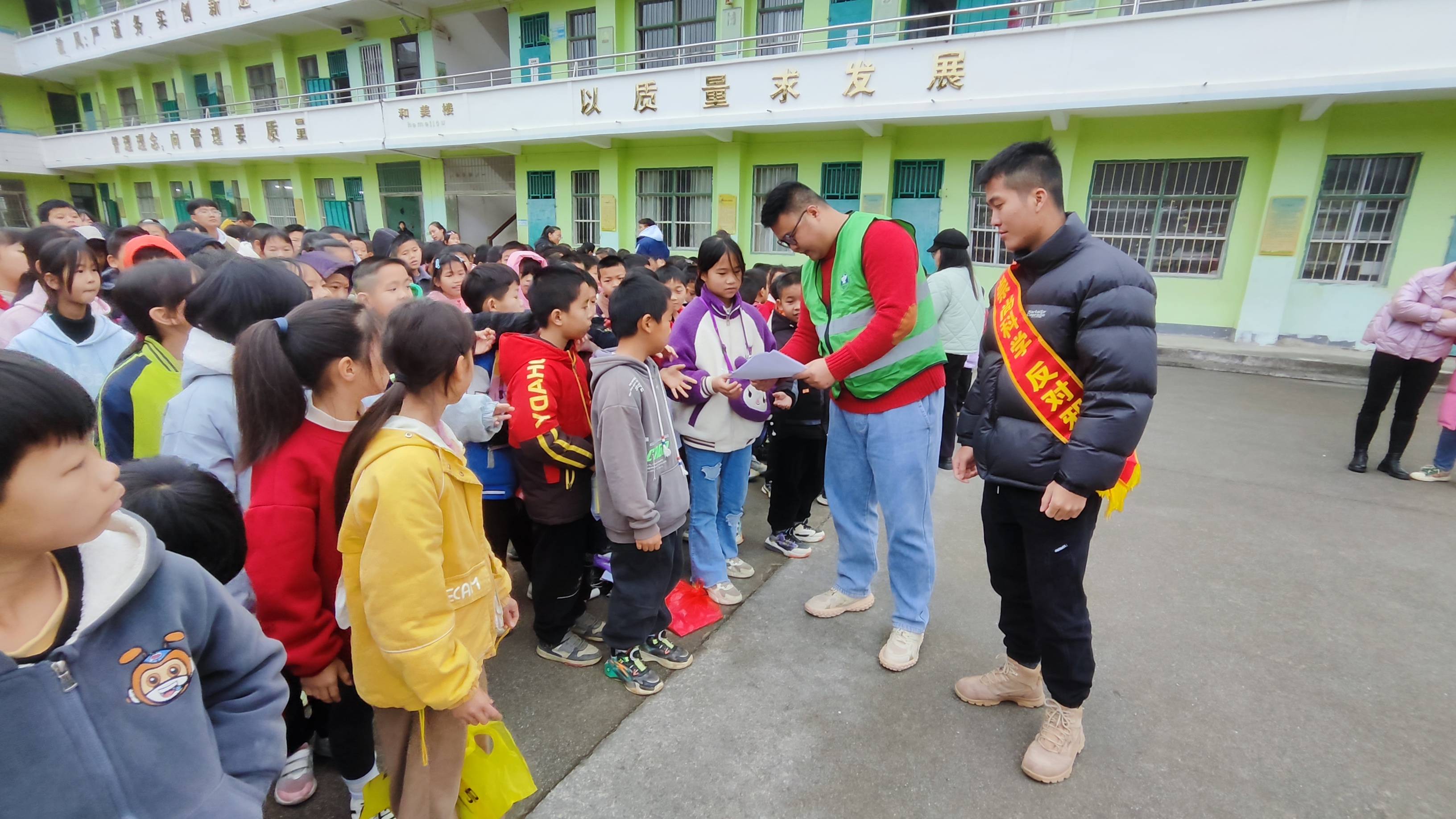 1月19日,在融安县大坡乡中心小学的禁毒宣传活动现场.(覃圣扬 摄)