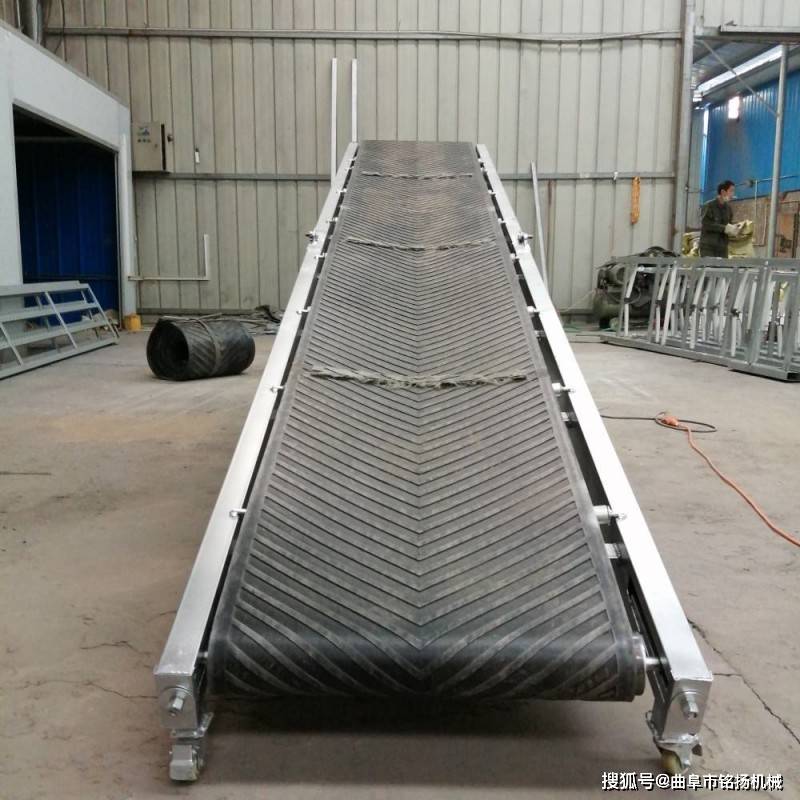 碎石渣装卸车传送带 粮包饲料装车用运输机 爬坡铁渣铝渣输送机_件