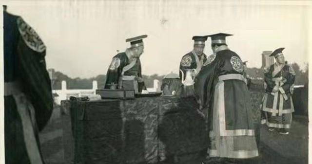 袁克文:不做皇子逃进上海青帮,沿街摆摊卖字画,所挣全部捐灾区_袁世凯