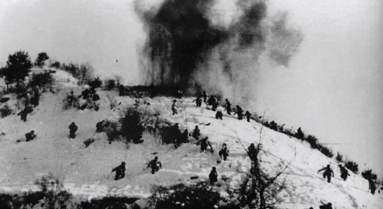 我军开始向飞虎山进攻,以一个营的兵力对战负责飞虎山右翼的南朝鲜第7