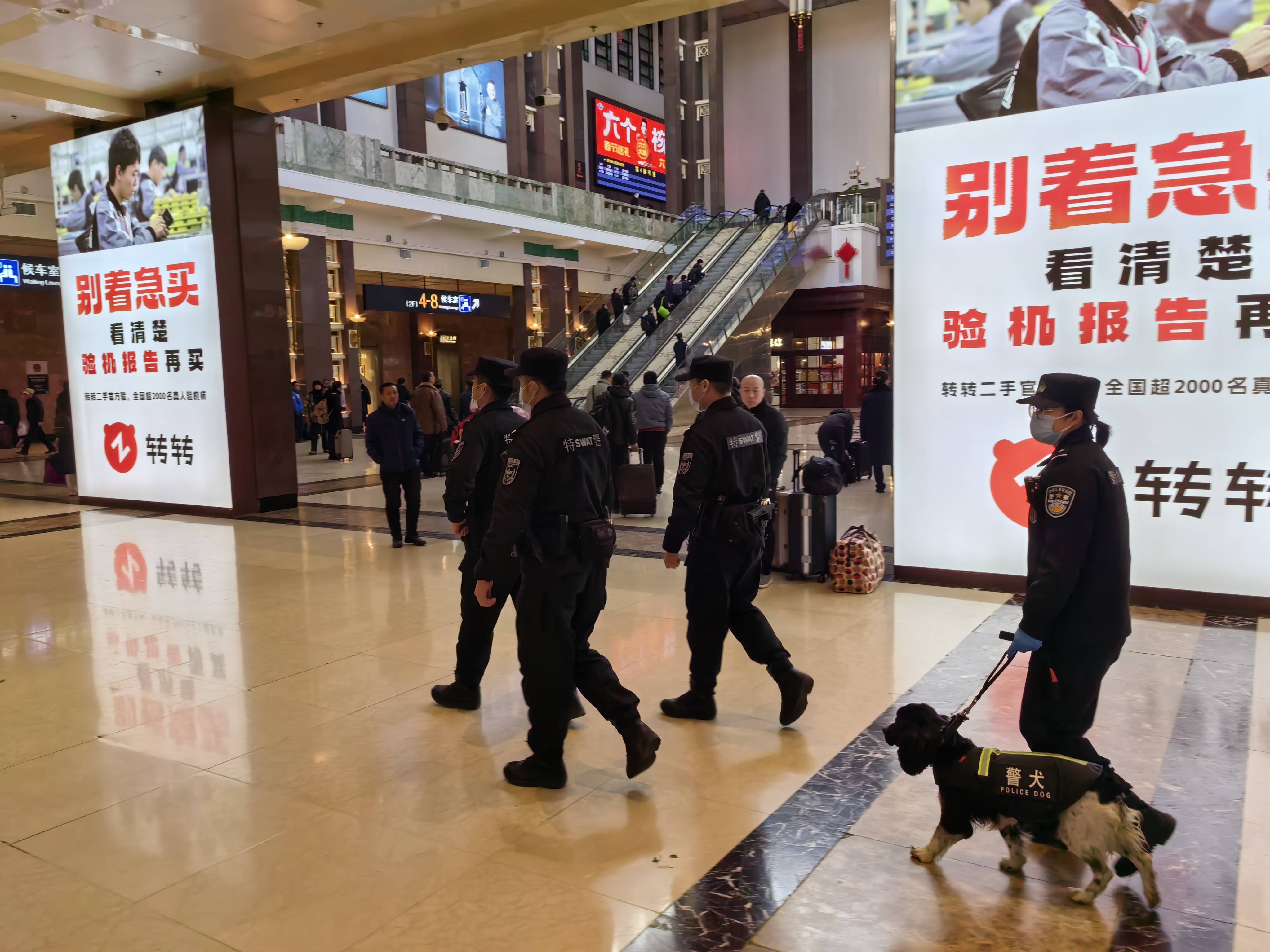 春運首日北京鐵警組織開展 