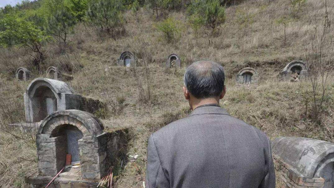 梦回往昔，探究梦见去世的爷爷魂与坟分离的深层寓意