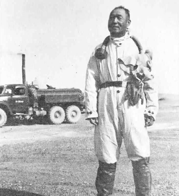 他还怀着豪迈情怀,写了一首《马兰村好》:朝来西山望雪,晚近东谷眺虹.