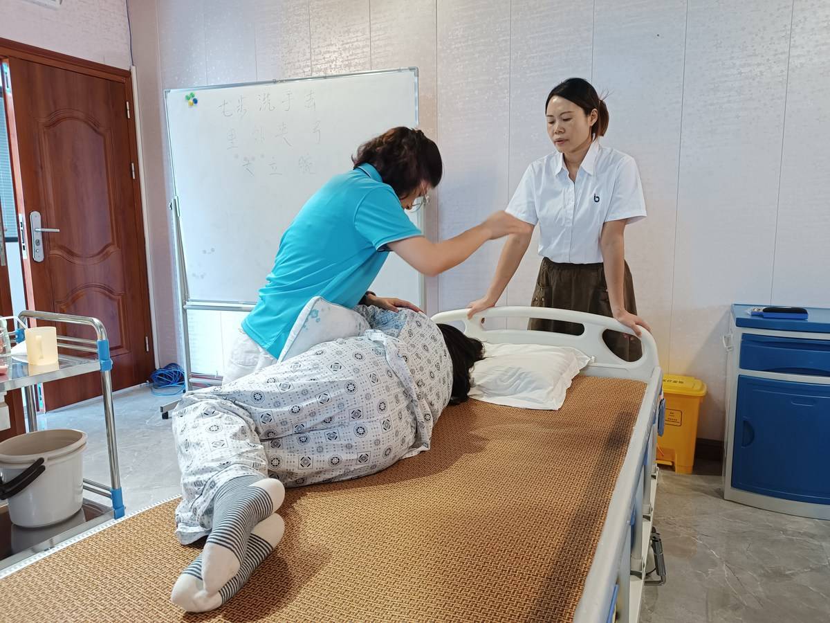 广东养老护理员正规学习培训基地名师推荐_实操_就业_孤寡老人