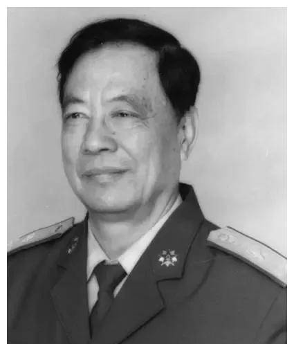福建省军区司令员陈树清看见飞车党作案,骑车向骑摩托车歹徒碰撞_将军