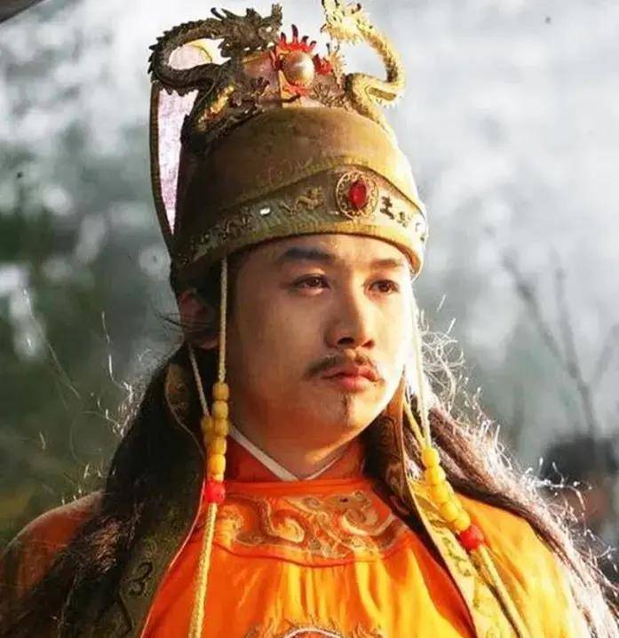 好处一,迁都会把北京的大户迁到南方,大户不是一个人走,而是一族人