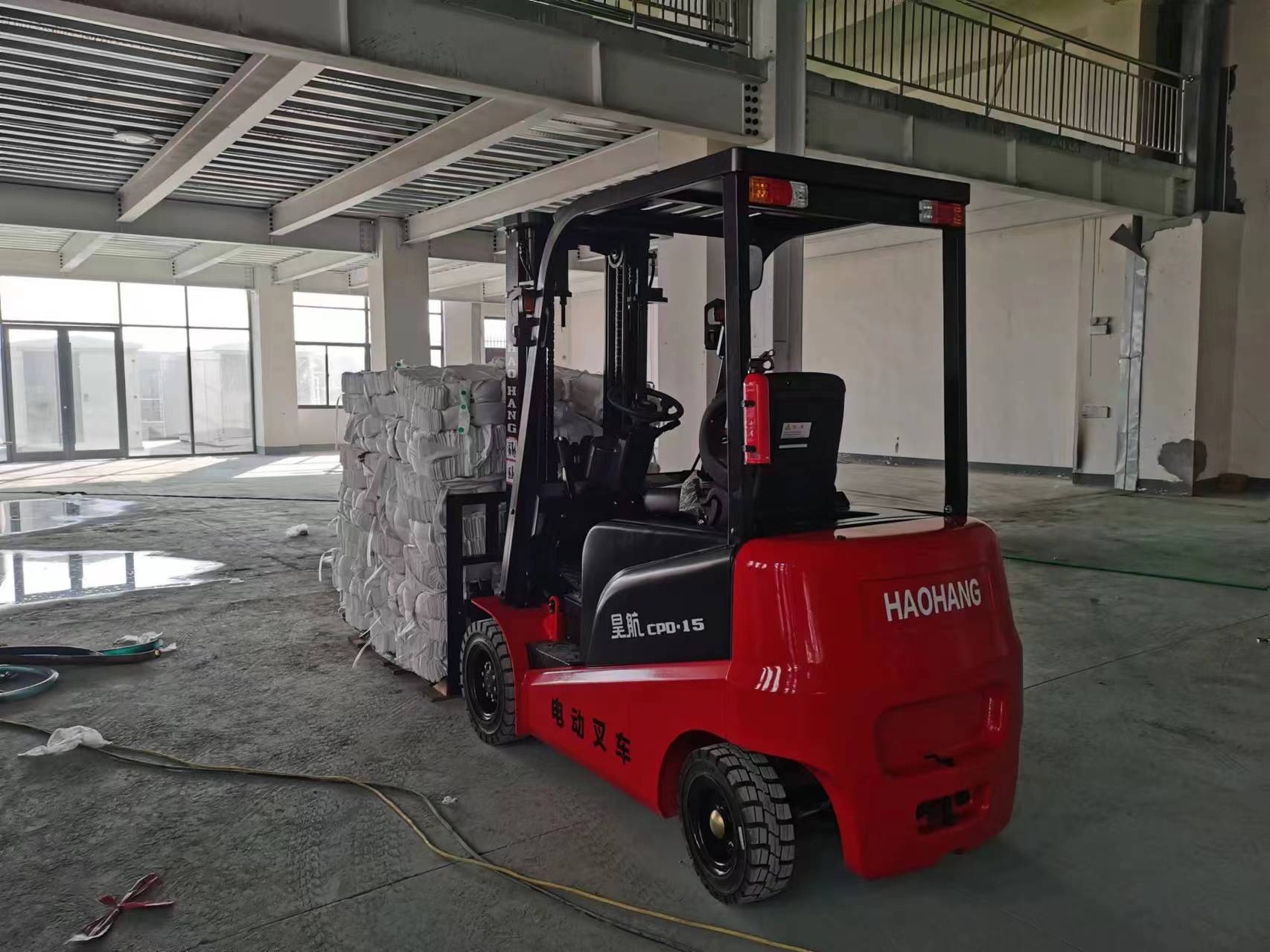 1.5吨电动叉车可以叉多重的货物(昊航电动叉车)