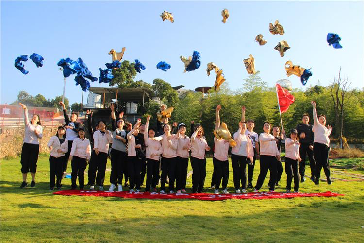 泰安团建同舟共济二十载凝心聚力谱新篇新华保险泰安中支凝心聚力主题