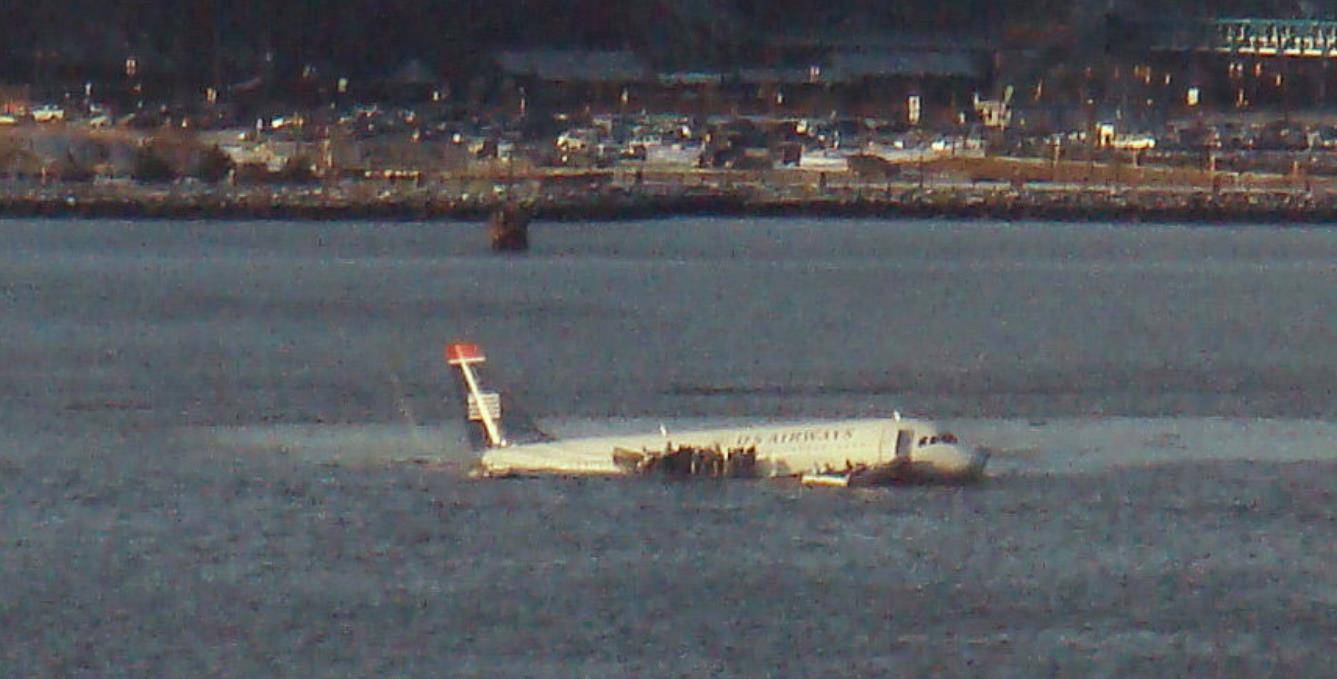 2009年哈德遜河奇蹟:飛機成功在河面上迫降,機長成_薩