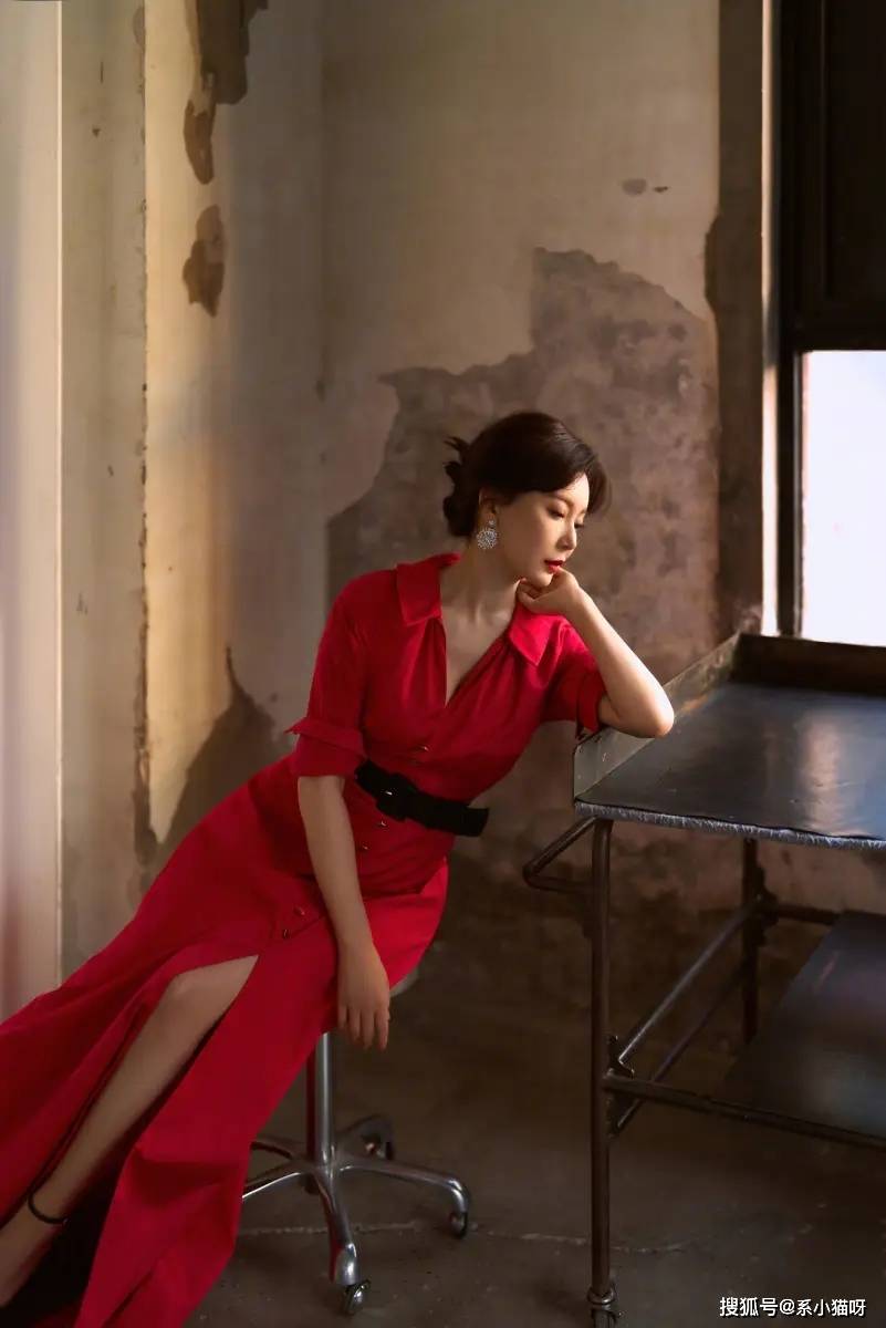 陈数红裙低调贵气,岁月之美尽显优雅风采_来自_韵味_痕迹