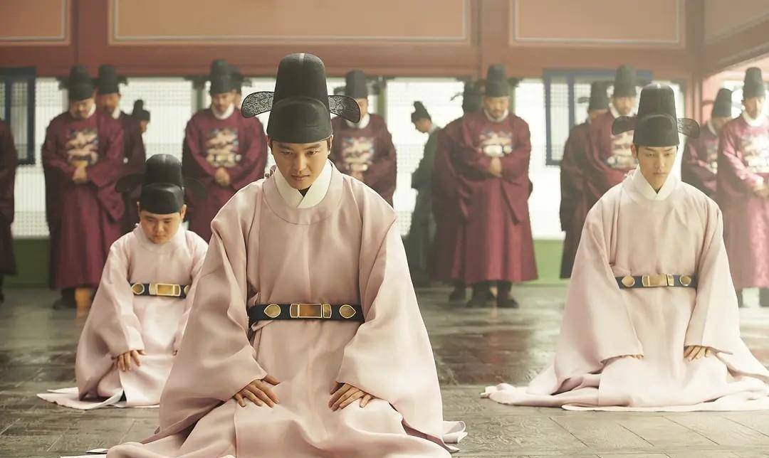 正跟王世子辩论的集贤殿学官相比于文化造诣,李珦的感情生活并不幸福.