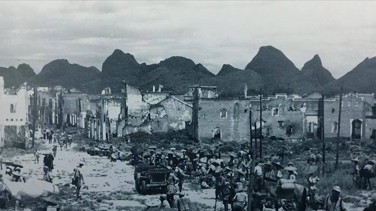 一对夫妇,死时男人仍然紧拽着夫人,但两人的头被炸