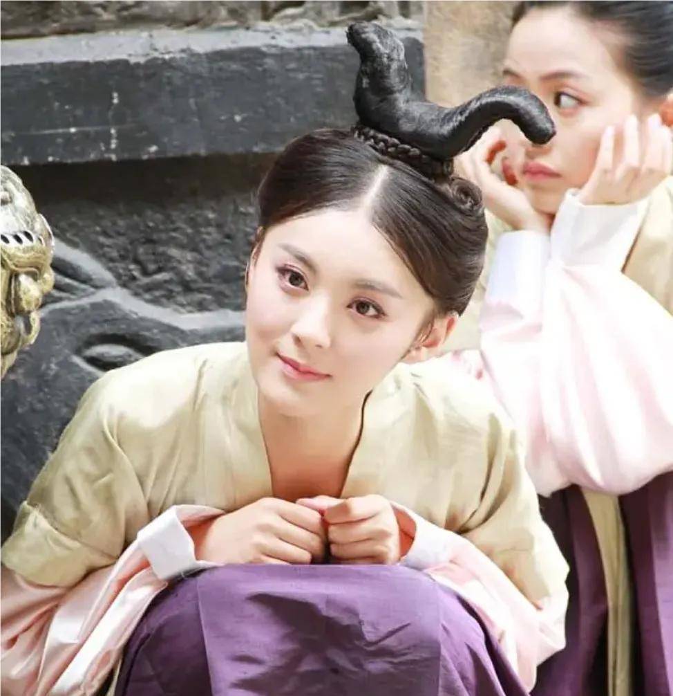 冯小怜到底有多诱惑,高纬不仅宠爱她,还让她脱尽衣衫供大臣欣赏_北周