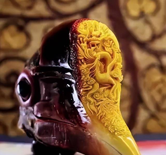 在周先生生日的前一天,这个吊坠送到了张婷婷的手中.