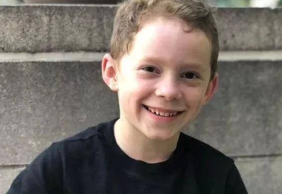 因"假笑"一夜成名,表情包火遍全网的男孩,失去了最真挚的笑容