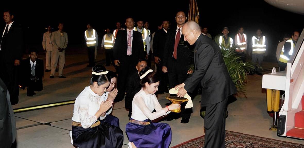 西哈莫尼国王被达官贵人迎接,这些人都不一般,其中还有韩桑林_拉那烈