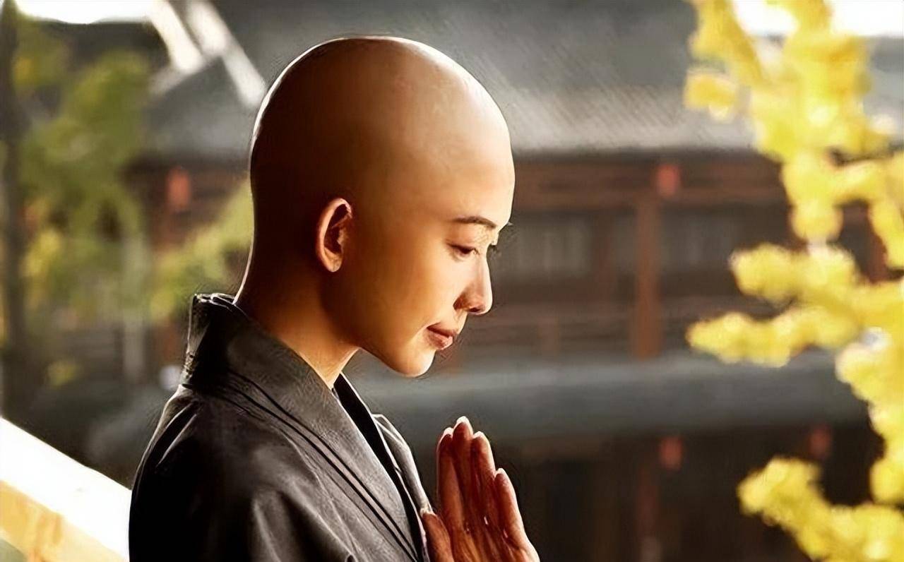 从此愿做个世外闲人,以青灯古佛为伴,寂静地了此余生.