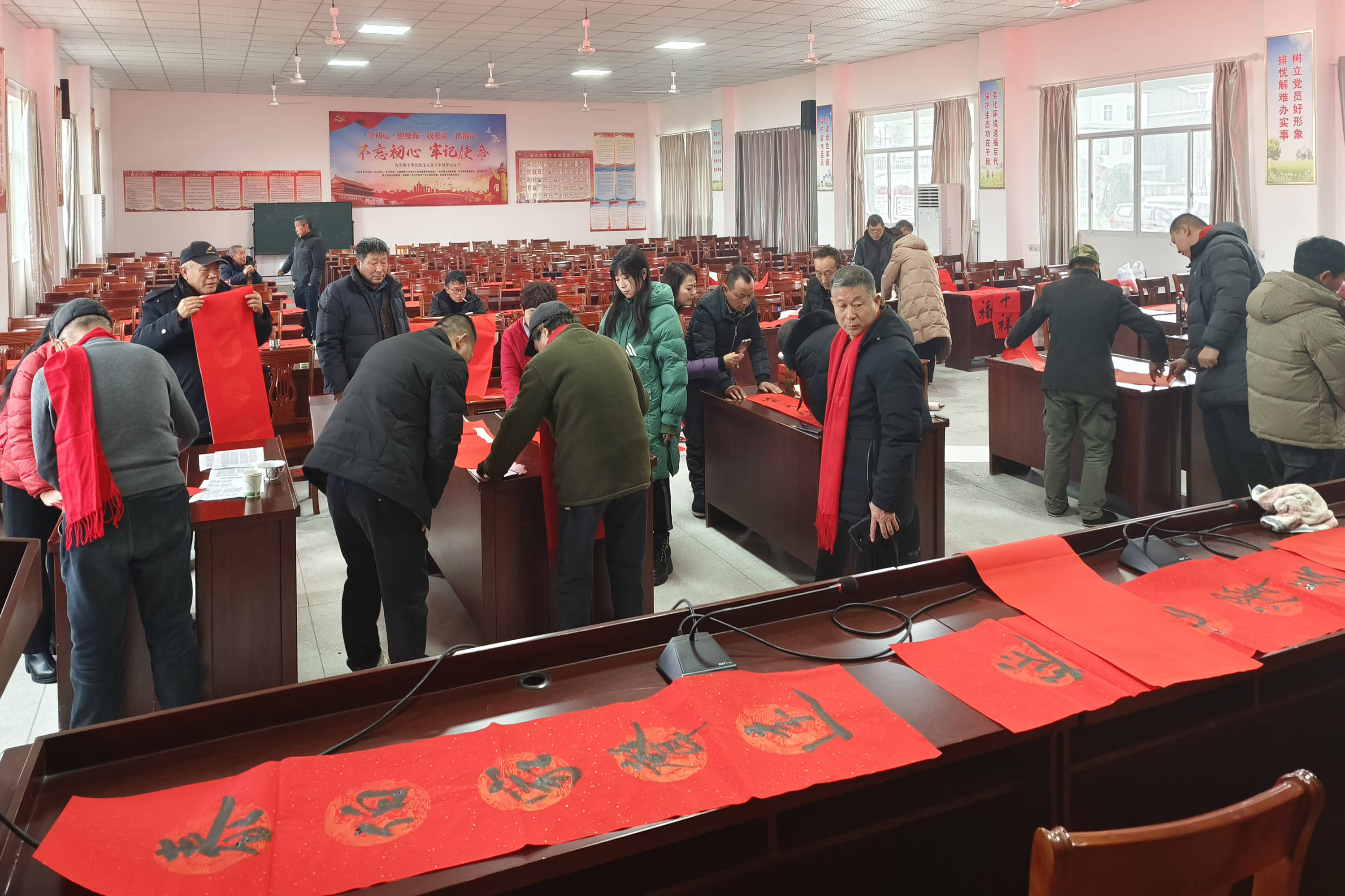 安徽省高校书法家协会安庆工作站走进太湖县新仓村写春联送祝福_活动