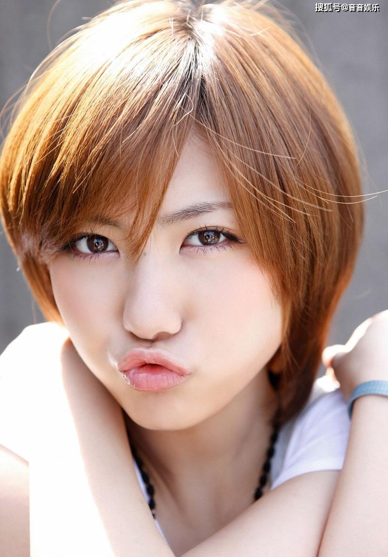 宫泽佐江尽显饱满身姿,纯欲女神的写真之美令人陶醉》_魅力_镜头_故事