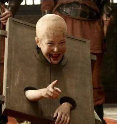 她令人将戚夫人剃光头发,砍掉手脚,挖出眼晴,灌聋耳朵,伤其音喉,扔进