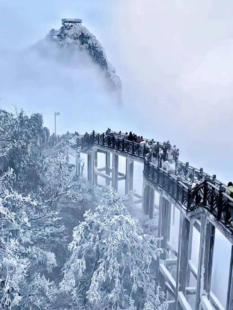 张家界天门山冬雪美景图片