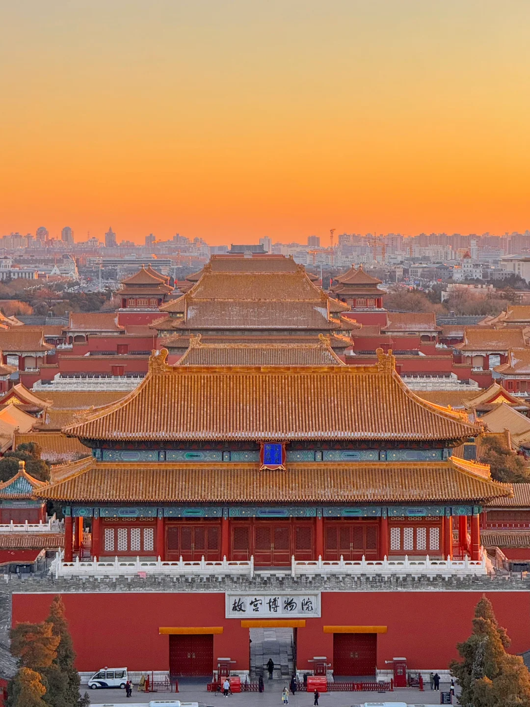 景山公园:位于北京中轴线上,登上万春亭,可以俯瞰整个紫禁城的全景,春