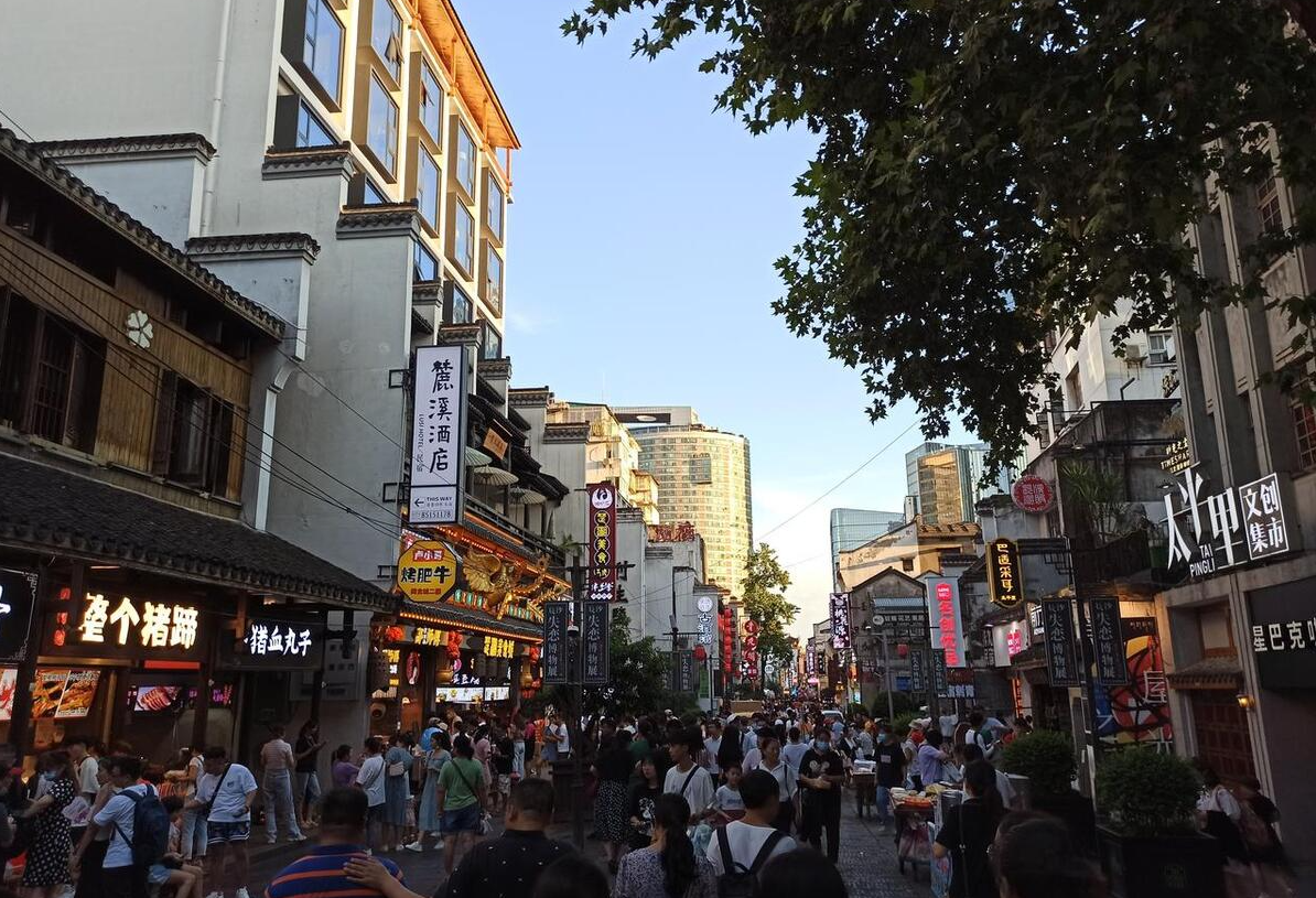 无论是传统的湖南口味还是各地的特色小吃,在这里都能找到属于自己的