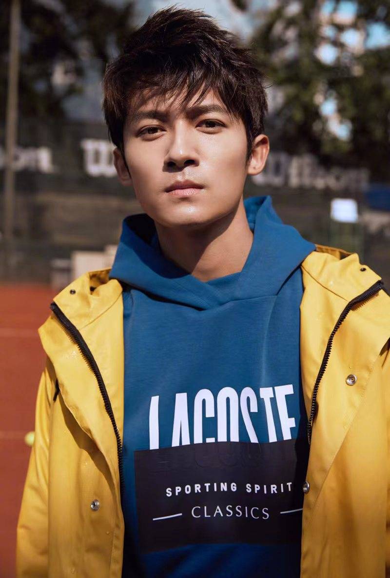 张含韵佟梦实低调出街 牵手一起做按摩好甜蜜_感觉_场景_生活