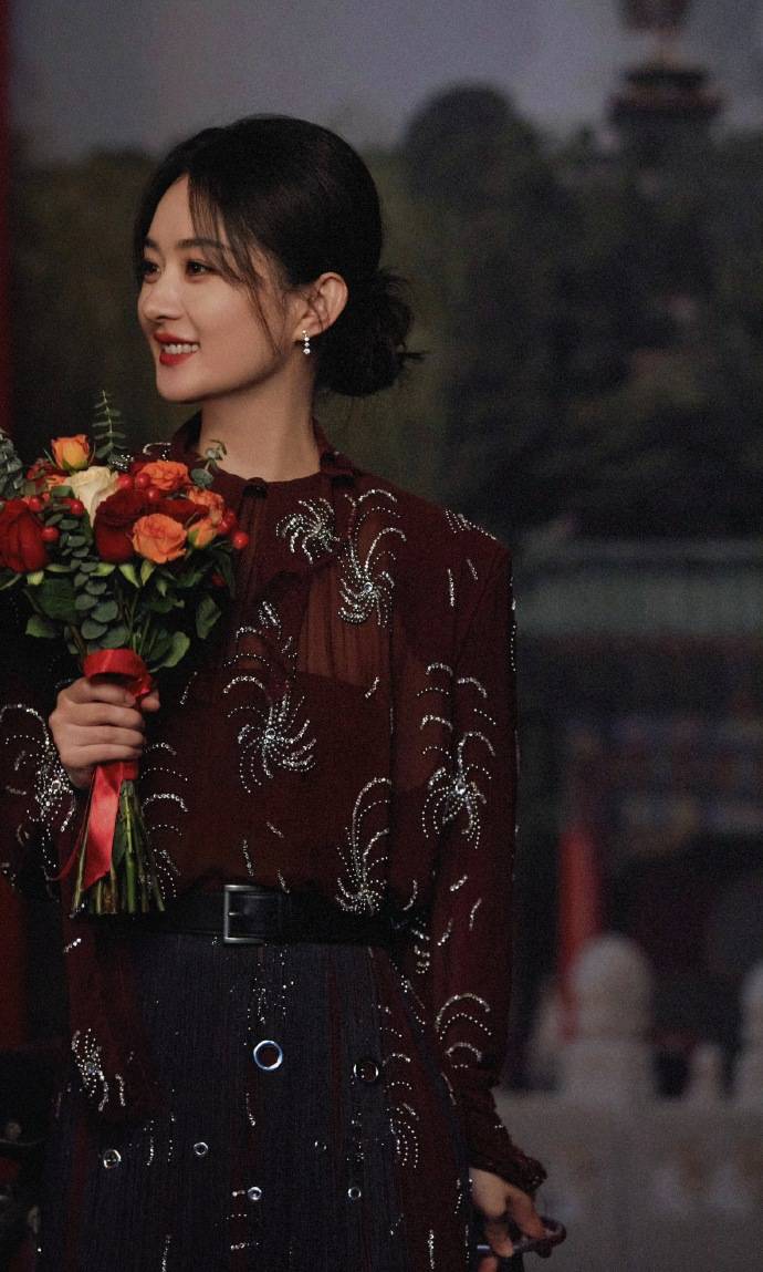 赵丽颖晒照宣传新电影,姿态优雅超迷人,笑容甜美有韵味_社交_平台_颖