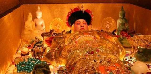 大家知道,能进入乾隆地宫安葬的一般都是非常之人,要么是皇后,要么是