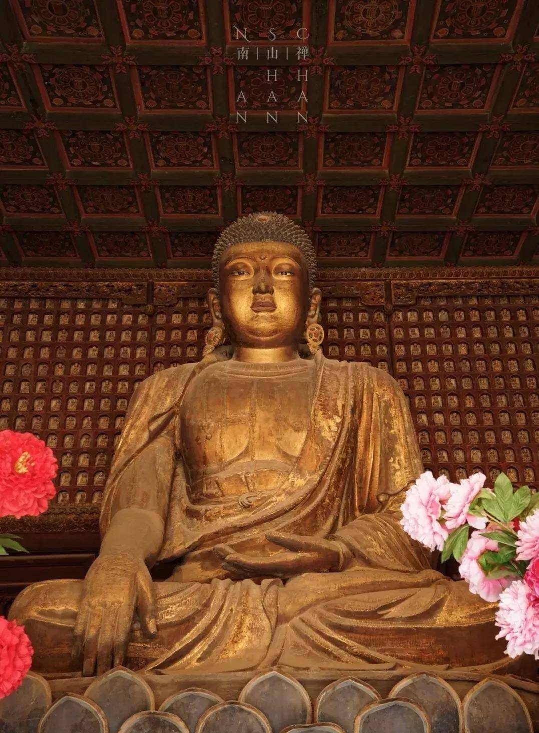 如来殿与万佛阁为一黑琉璃瓦庑殿顶重楼,下层为如来殿,上层为万佛 ..