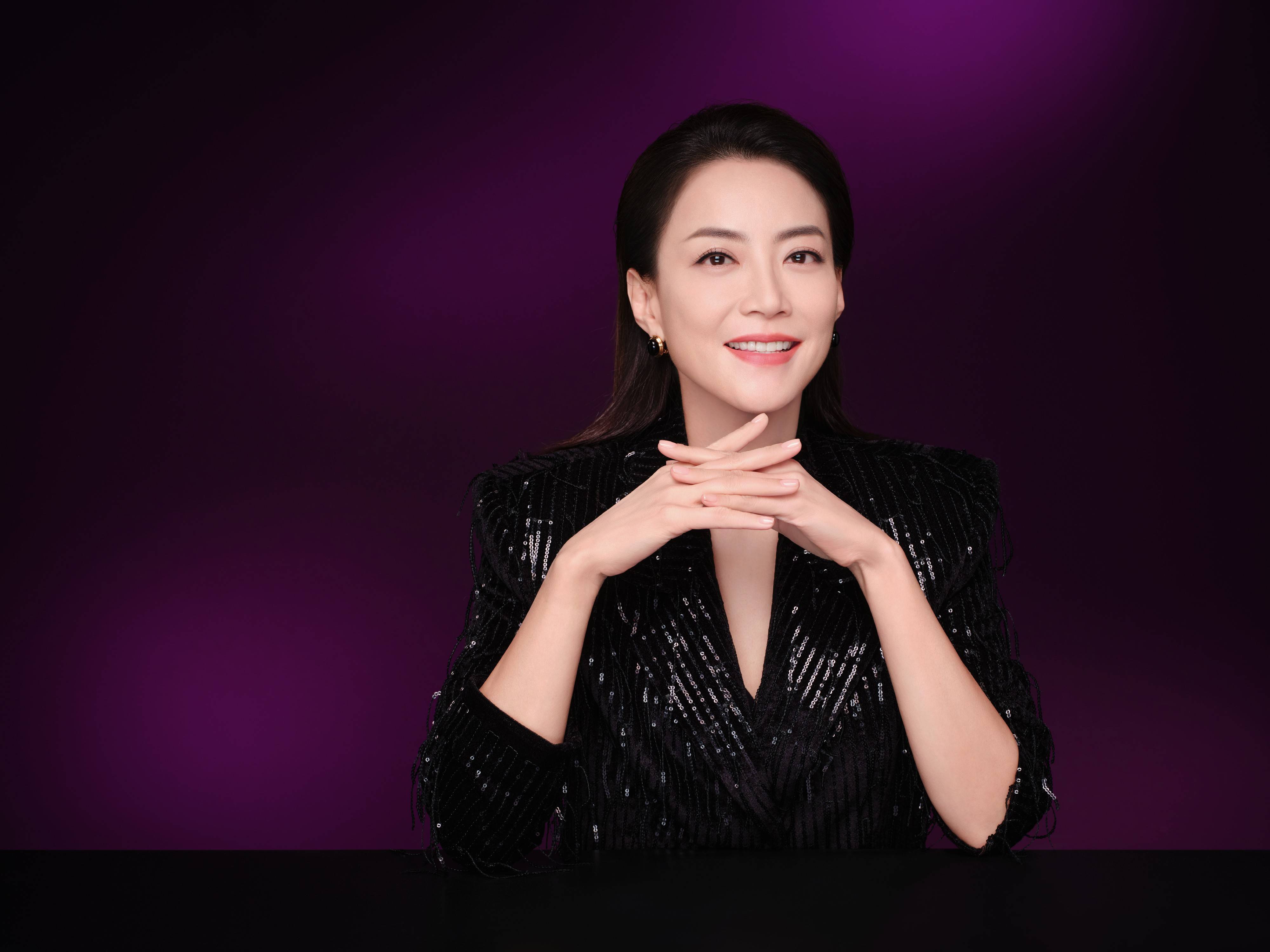 公司ceo,香港英皇娱乐集团coo ,金牌经纪人,制作人霍汶希携手whoo后凝