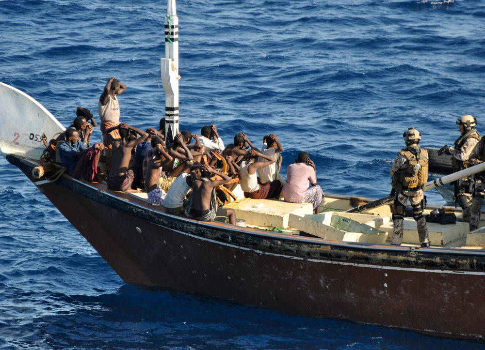 索马里海盗如此猖獗,为何各国护航舰队只是驱离而不直接击毙呢?