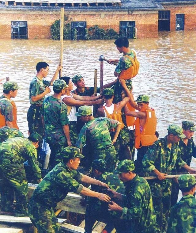 98年长江大堤即将溃决,数十万人未撤离,连长下令:死守30分钟_九江