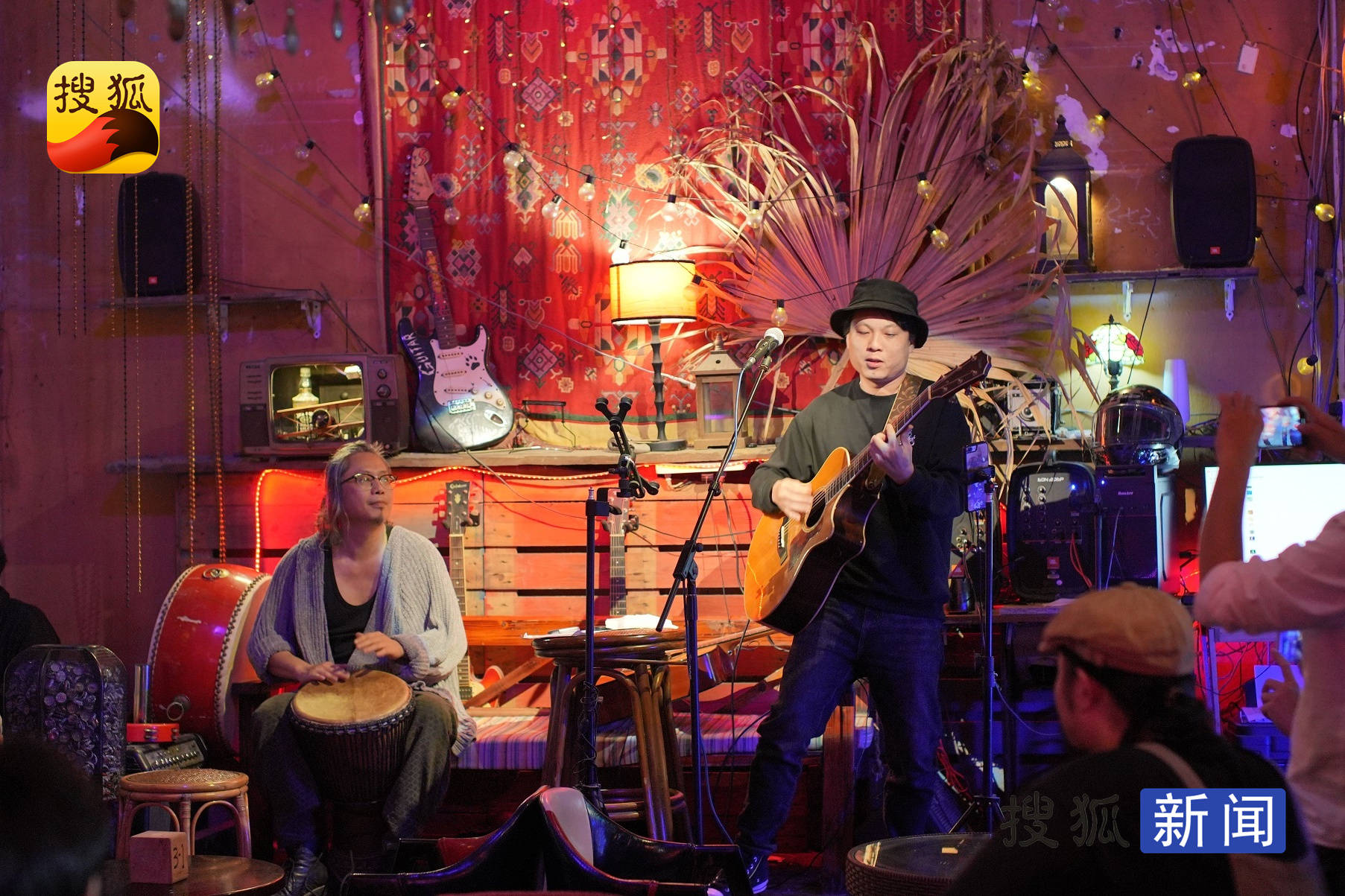 符业多(多多),他的音乐作品融合了丰富多样的音乐元素和风格,从民谣