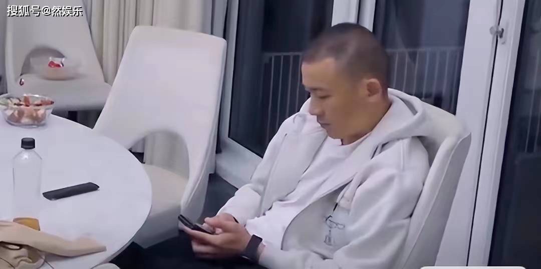 "霸道皇帝"聂远:餐桌上穿袜子,爹味发言逼哭秦子越,全家围他转_举动